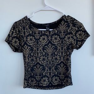 Gold accent crop tee!